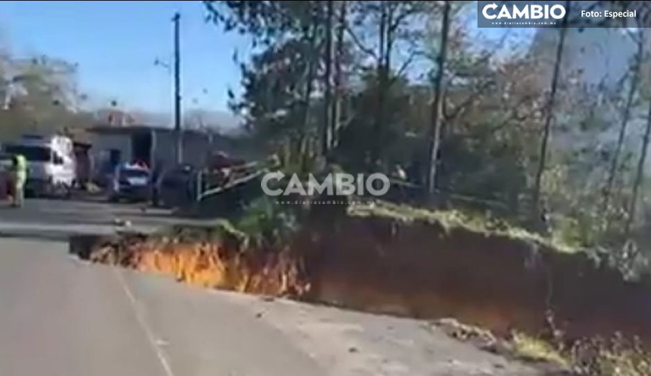¡Trágame tierra! Socavón provoca cierre total de carretera estatal Teziutlán-Aire Libre (FOTOS)