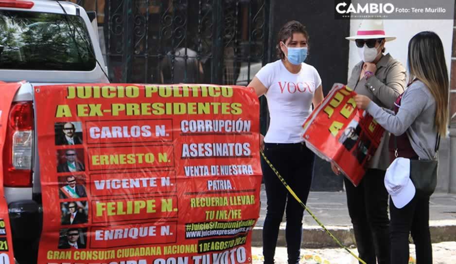 Fracasa caravana de mamá de Claudia para promocionar consulta vs expresidentes: solo junta 8 autos