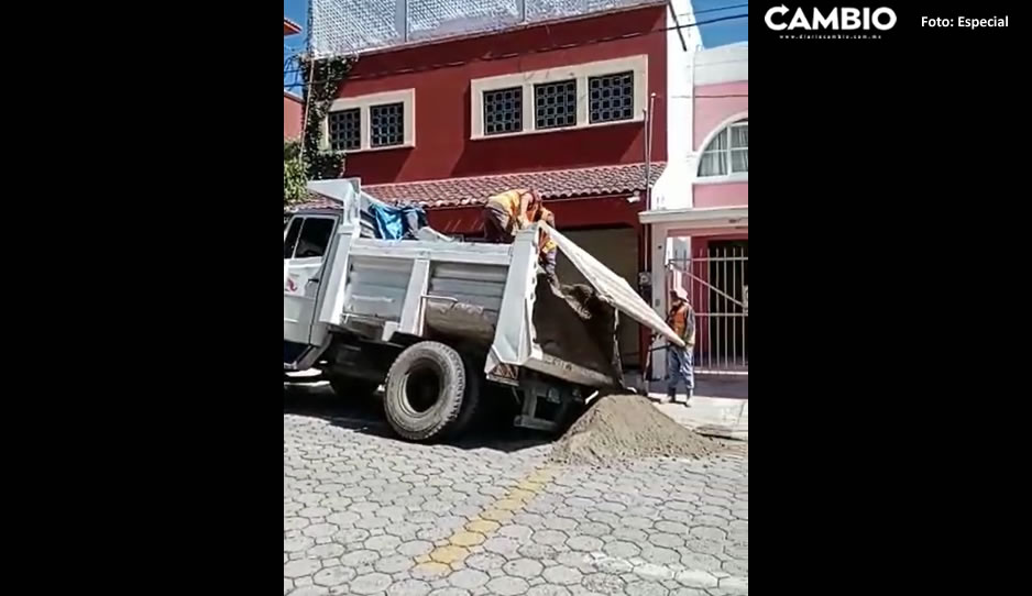 Camioneta de carga cae al interior de socavón que se formó en el Centro (VIDEO)