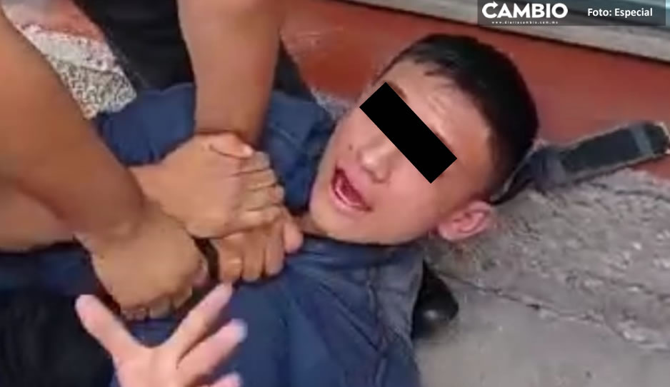 VIDEO: Taxistas golpean a presunto ladrón hasta hacerlo llorar en Tehuacán