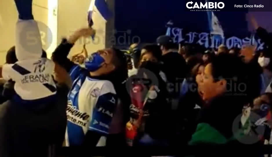 ¡Apoyo total! Afición lleva serenata al Puebla previo al partido ante Chivas (VIDEO)