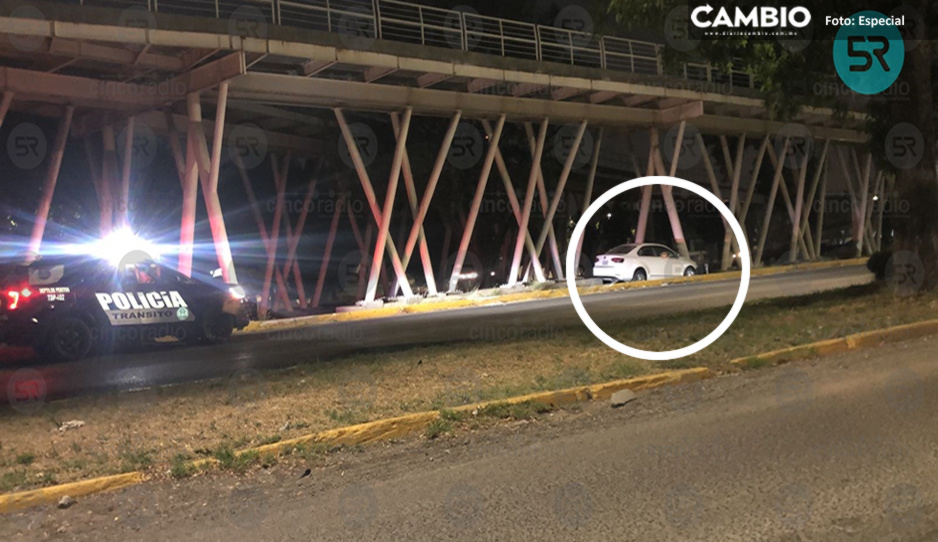 Conductor choca contra poste y abandona su auto en Boulevard Hermanos Serdán