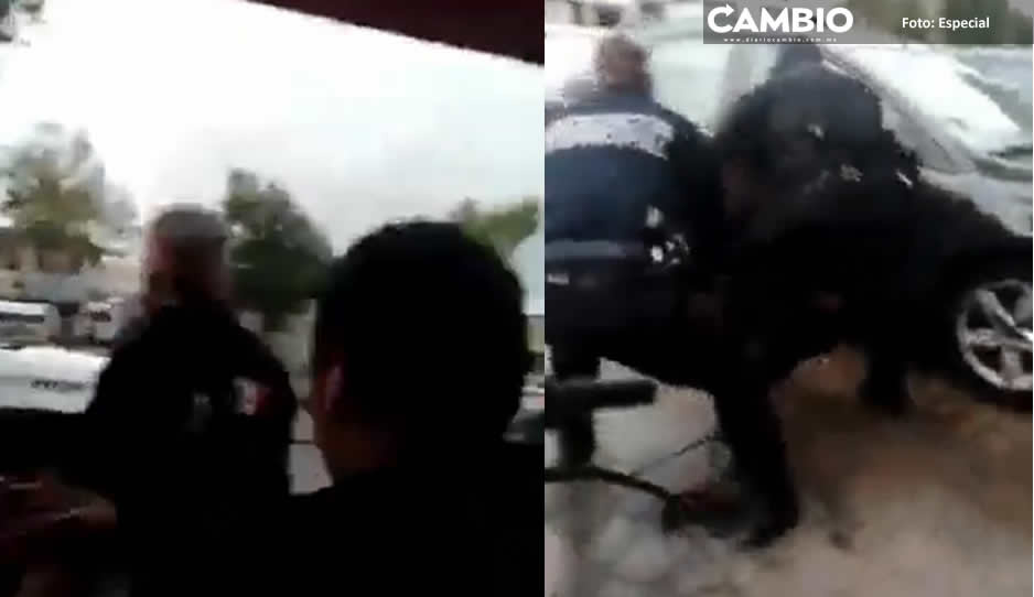 ¡Todo por un pollo rostizado! Policías detienen a cliente por no dejarlos meterse a la fila (VIDEO)