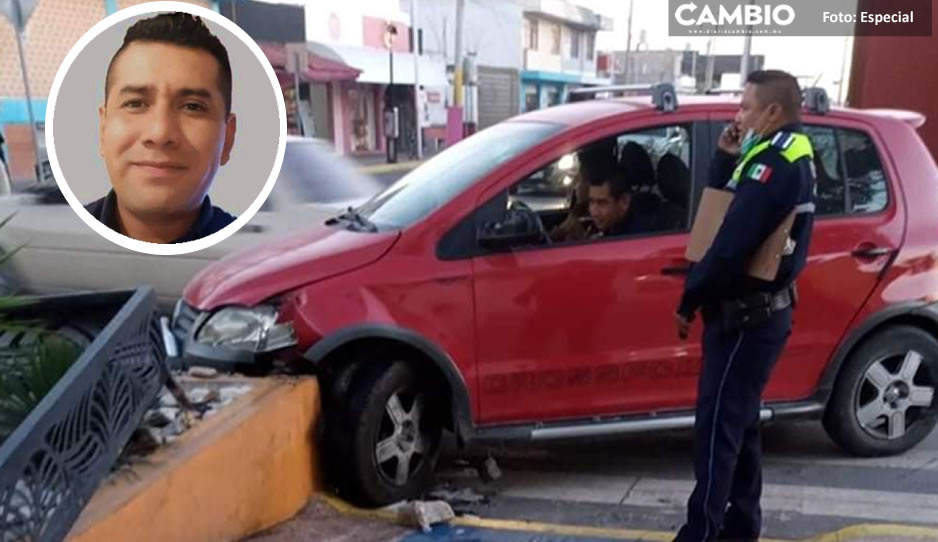 ¡Se le pasaron las copas! Edil auxiliar se estampa vs jardinera en Tepeaca