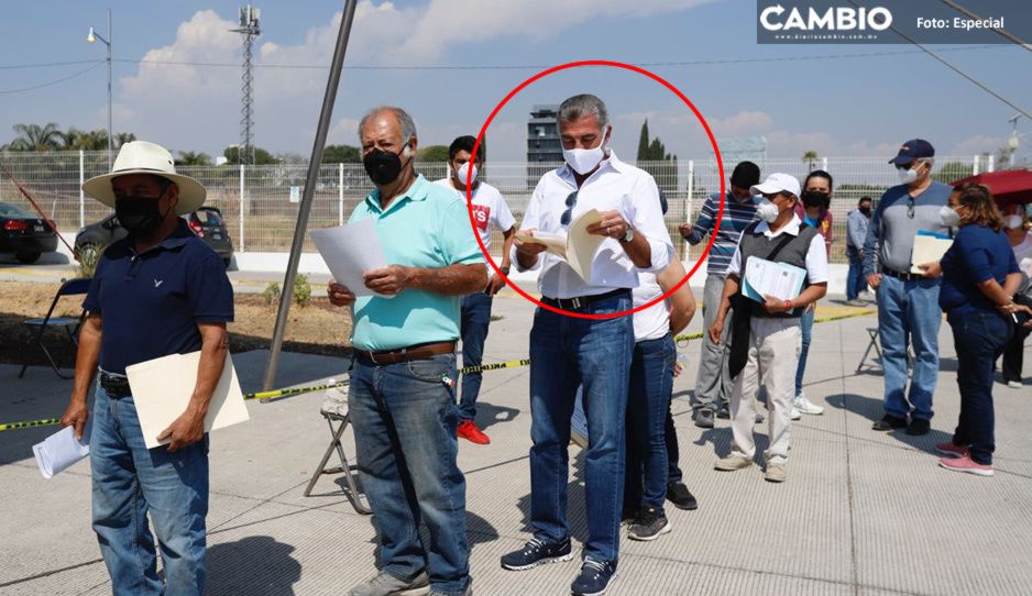 VIDEO: Tony Gali hace fila para recibir su segunda dosis antiCovid en CESSA Tlaxcalancingo