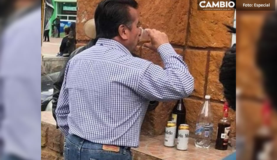 Exhiben a presidente de Tlalancaleca ingiriendo alcohol en plena vía pública