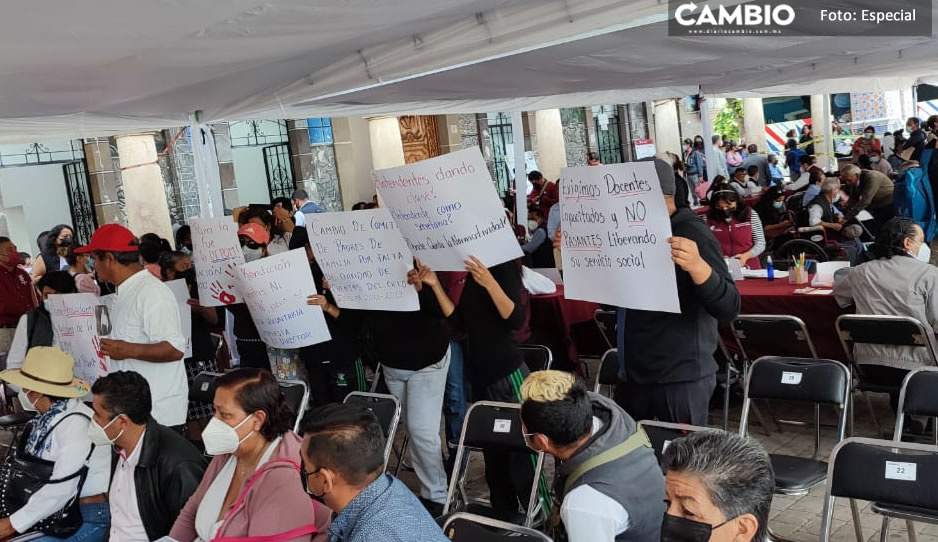 Padres de familia exhiben a la UEPOM ante la SEP por diversas anomalías en Tehuacán