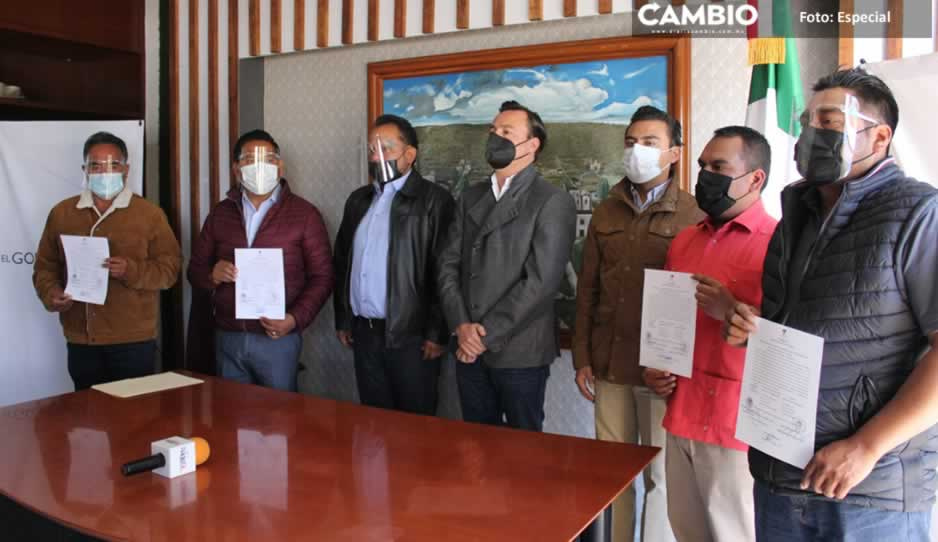 Nacho Mier entrega constancias a ediles electos de juntas auxiliares en Tecamachalco