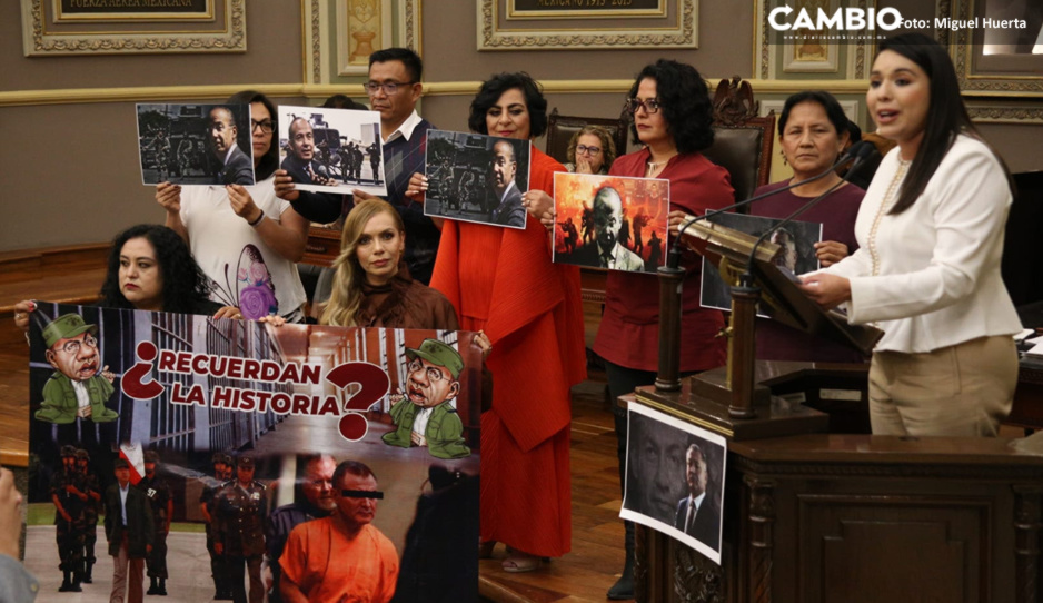 Diputados morenistas defienden con pancartas iniciativa de la Guardia Nacional en Puebla (VIDEO)