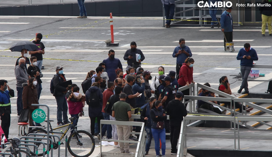 Largas filas en el CIS para cambio de placas es por personal que deja meter a personas sin previa cita (VIDEO)