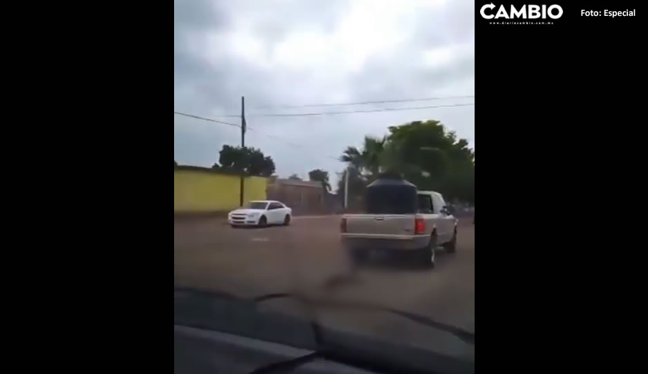 ¡Despiadado! Arrastra con su camioneta a un perrito (VIDEO)