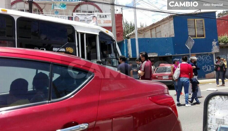 Auto choca vs Ruta 4 y se estrella en casa sobre 16 de septiembre en Arboledas de Loma Bella