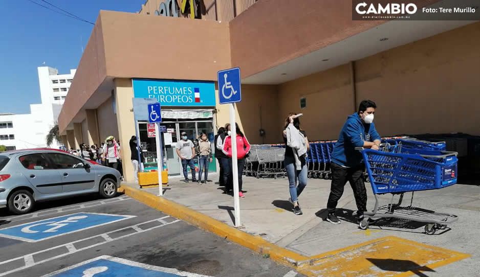 ¡Reyes Magos en pánico! Poblanos abarrotan Walmart de San Manuel (FOTO)