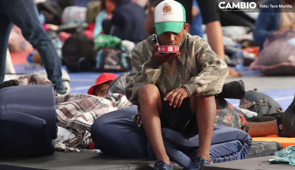 Migrantes que invadieron Puebla pasan la noche en Xoxtla