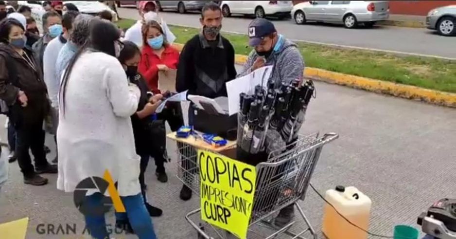 Todo un empresario con visión: vende copias para chavorrucos en carrito de supermercado afuera del Centro Expositor