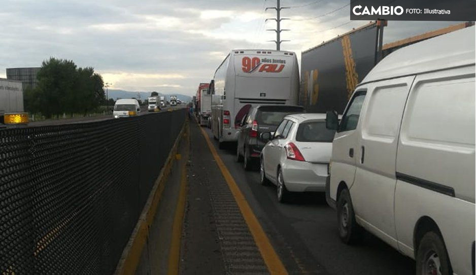 ¡Filas hasta de 10 kilómetros! Tráfico en la México-Puebla desquicia a automovilistas