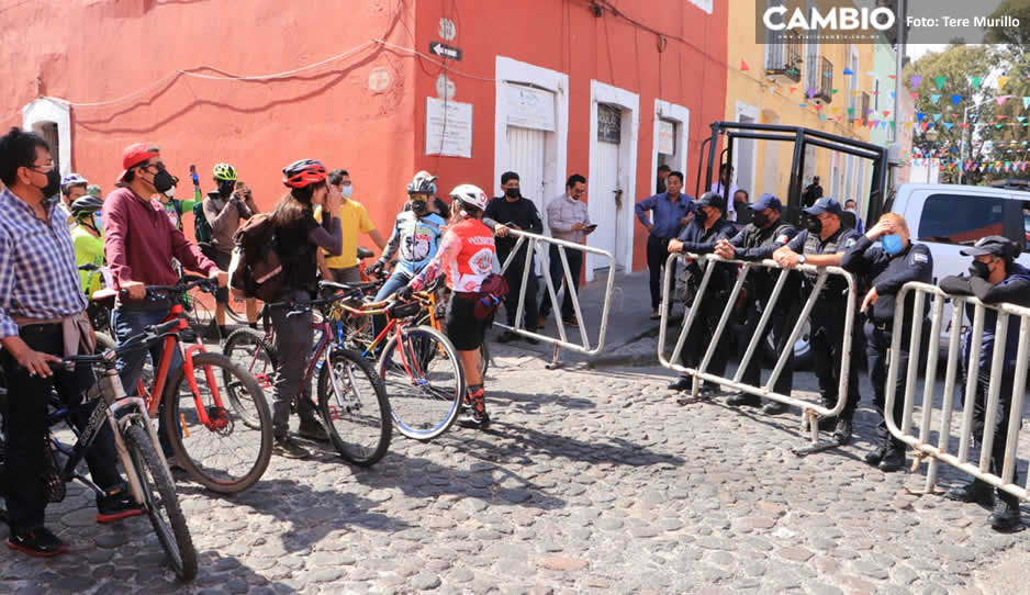 FOTO: Llegan a Casa Aguayo los ciclistas manifestantes pero se encuentran con valla de seguridad