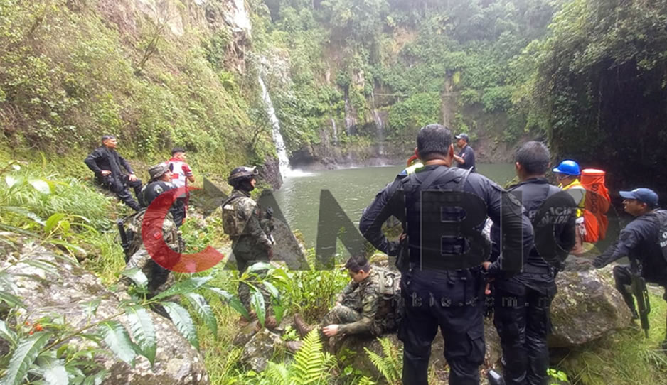 Muere vendedor de libros al caer 60 metros de un barranco en Huauchinango (FOTOS)