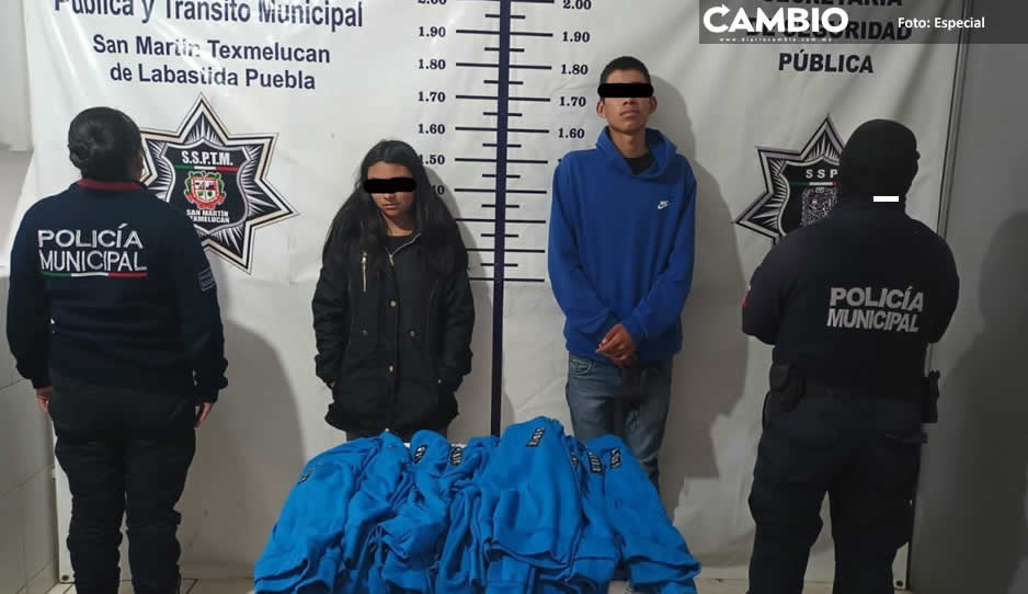 Pareja es detenida por robar sudaderas en Texmelucan