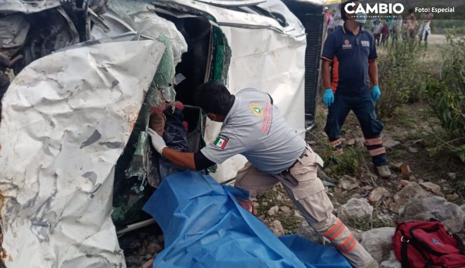 ¡Fatal accidente! Mueren pasajeros de camioneta al salirse de una curva en Tecamachalco
