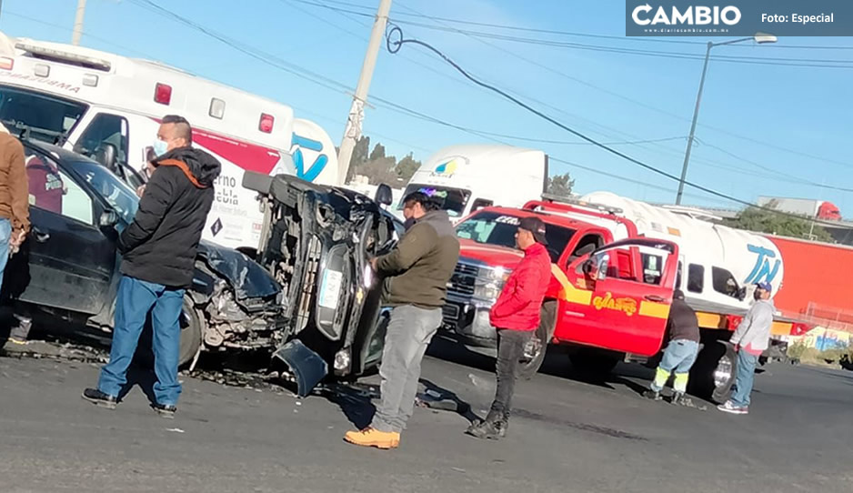 Taxi se vuelca tras ser impactado por auto cerca del Mercado Hidalgo