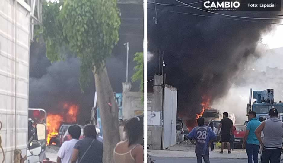 Incendio en corralón de Tehuacán deja varios autos calcinados
