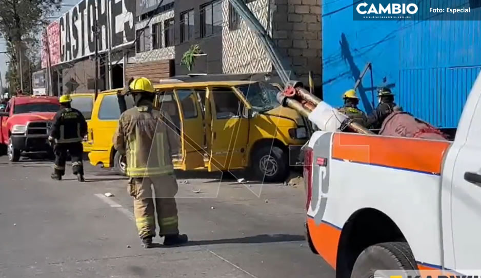 Chofer de combi queda prensado tras impactarse en árbol sobre Calzada Ignacio Zaragoza (VIDEO)