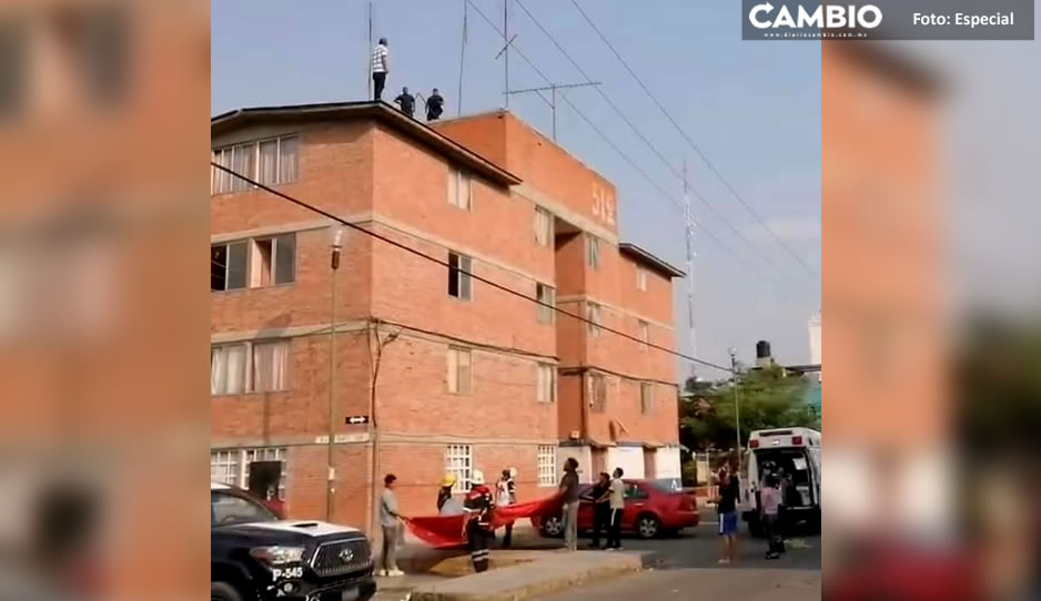 Prisciliano de 19 años amagó con saltar de un edificio luego de discutir con su pareja en Tehuacán