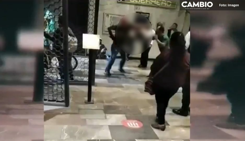 VIDEO: Usuarios del metro se agarran a golpes y policías solo se quedan de espectadores