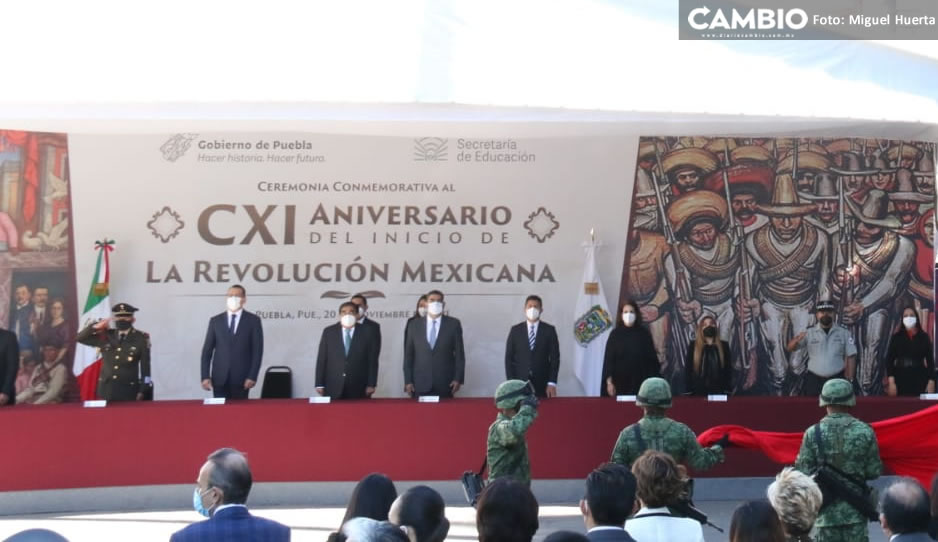 Dedican 1 minuto de silencio a ministeriales asesinados en Tecamachalco, en ceremonia de la Revolución