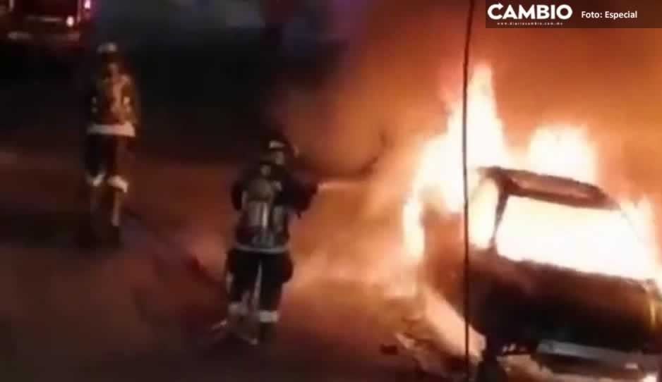 Arde en llamas auto estacionado en Álamos Vista Hermosa