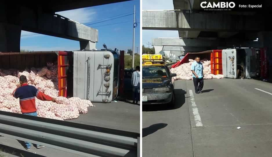 ¡Para llorar! Vuelca camión cargado de cebollas en la Puebla-Orizaba
