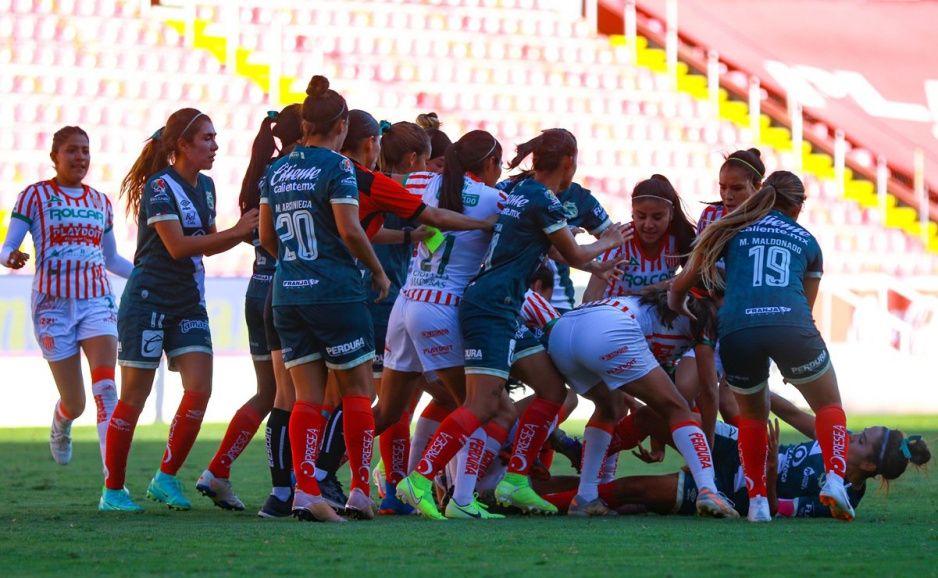 Jugadoras de Puebla pelean contra las del Necaxa; así fue el zafarrancho (VIDEO)