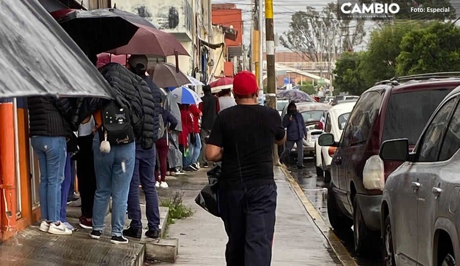 ¡Con todo y lluvia! Poblanos se mantienen formados para vacunarse en el ISSSTEP (FOTO)