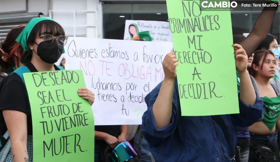 Más de 300 feministas exhiben cartulinas a favor del aborto (FOTOS)