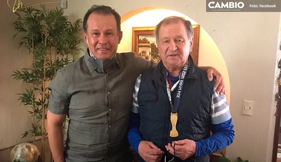 Ex técnicos del Club Puebla festejan campeonato de Cruz Azul: Reynoso le da la medalla a Meza