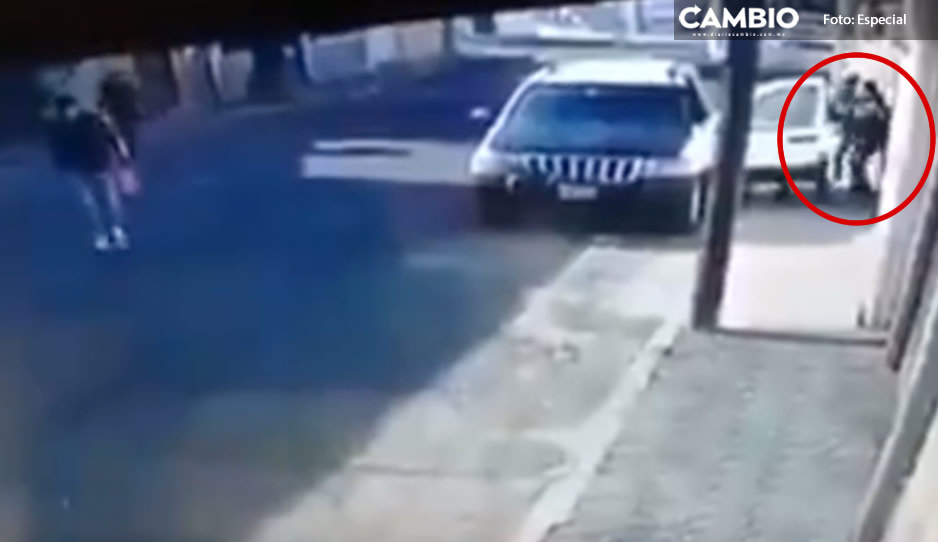 VIDEO: Malhechores a bordo de una camioneta asaltan a jovencita