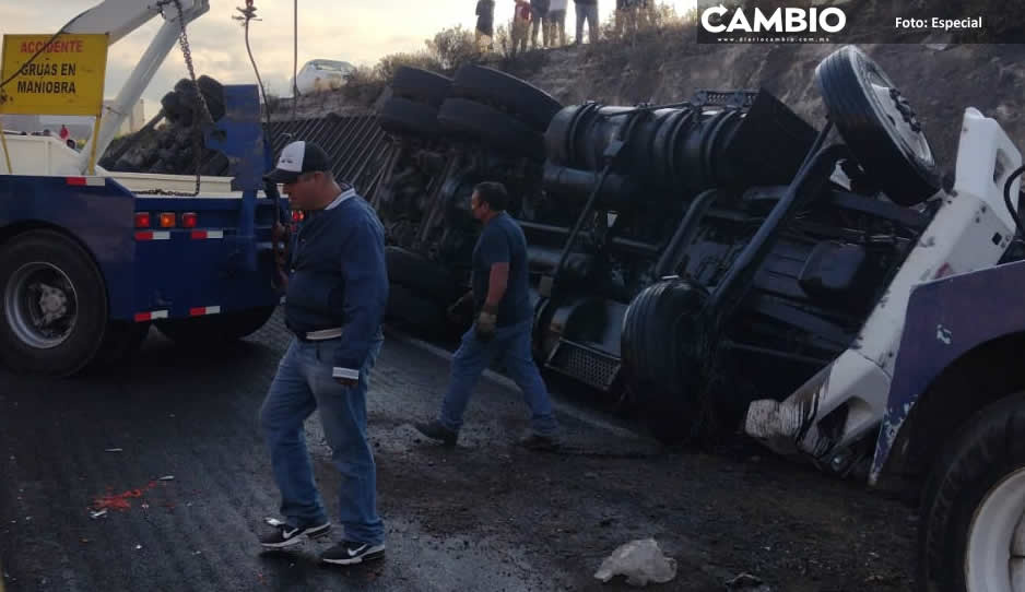 Tráiler de Peñafiel se vuelca en la federal Azumbilla-El Seco