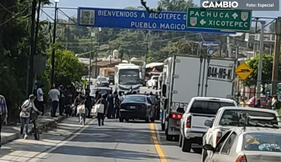 Aparece DUEÑA de predio y desaloja a paracaidistas; bloquean la Pachuca-Tuxpan