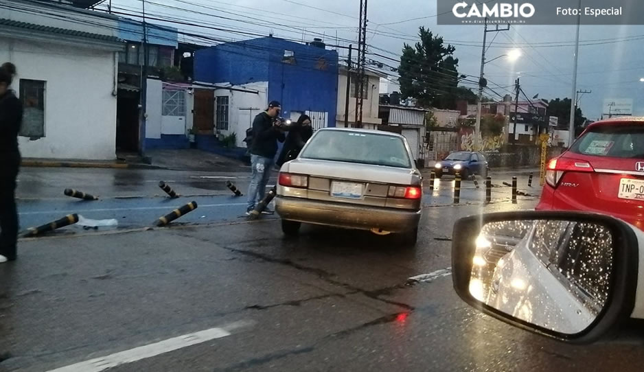 Borrachazo matutino: Pierde el control de su auto y choca vs bolardos en Bulevar Esteban de Antuñano