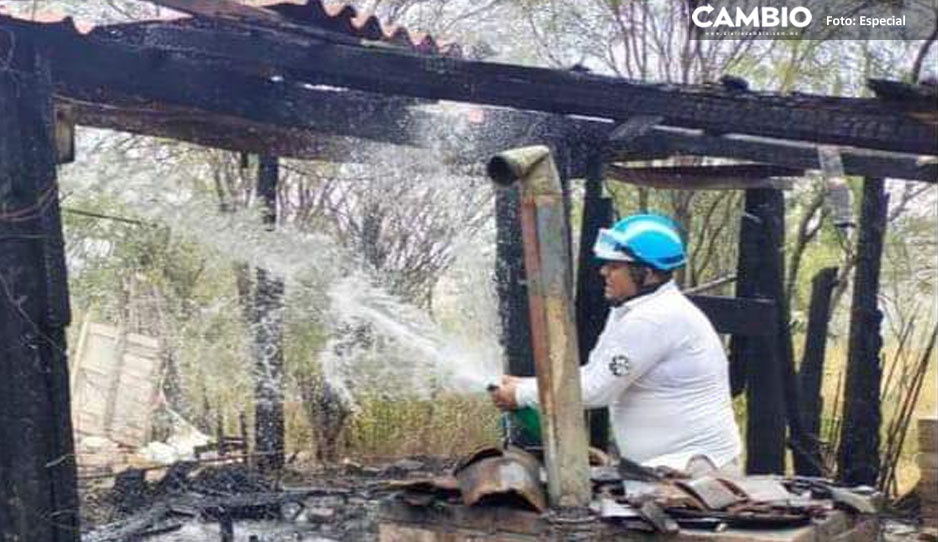 Veladora provoca fuerte incendio en vivienda y deja una mujer con quemaduras en Ajalpan