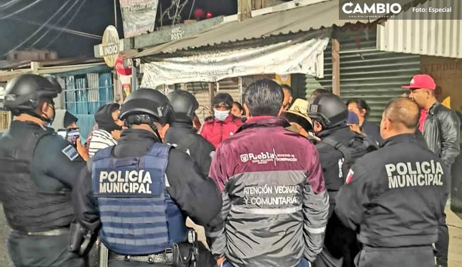 FUERTE VIDEO: Desnudan y amarran a presuntos ladrones en Totimehuacán; después de horas los liberan