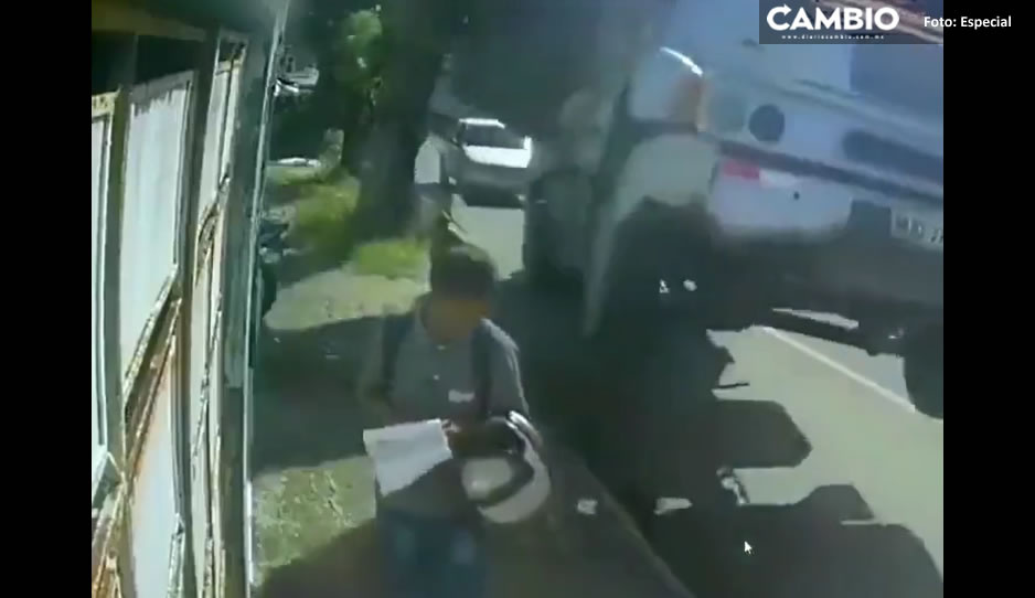 VIDEO IMPACTANTE: Joven se salva milagrosamente de morir aplastado por un camión