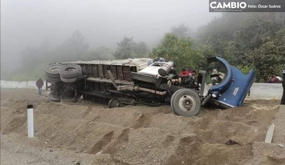 Vuelca tractocamión en la Puebla-Córdoba; conductor resulta herido de gravedad