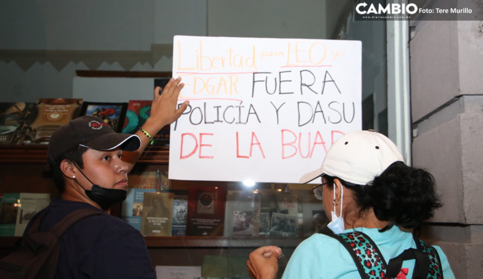 Estudiantes de la BUAP siguen detenidos; compañeros se quedarán en Palacio Municipal hasta que los liberen