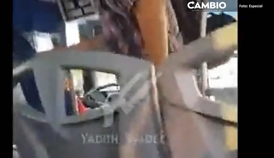 Chofer lanza por la puerta del autobús a pasajero que no le quiso pagar completo (VIDEO)