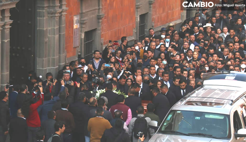 Rodeado de sus seres queridos, así arribó el cortejo fúnebre de Barbosa al Poder Judicial (FOTOS)