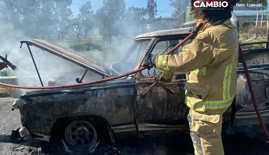 Camioneta se incendia en la México-Puebla y termina hecha cenizas (FOTOS)