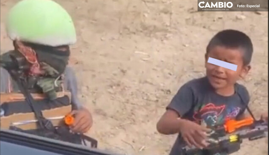 ¡Con todo y armas! Niños juegan a hacer un retén (VIDEO)
