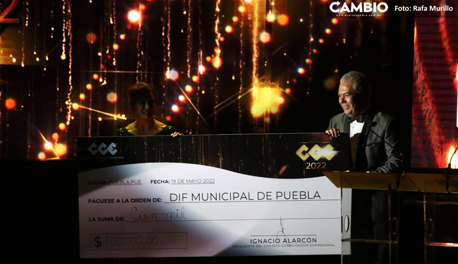 CCE apenas dona 100 mil pesos para DIF durante sus premios con causa (VIDEO)